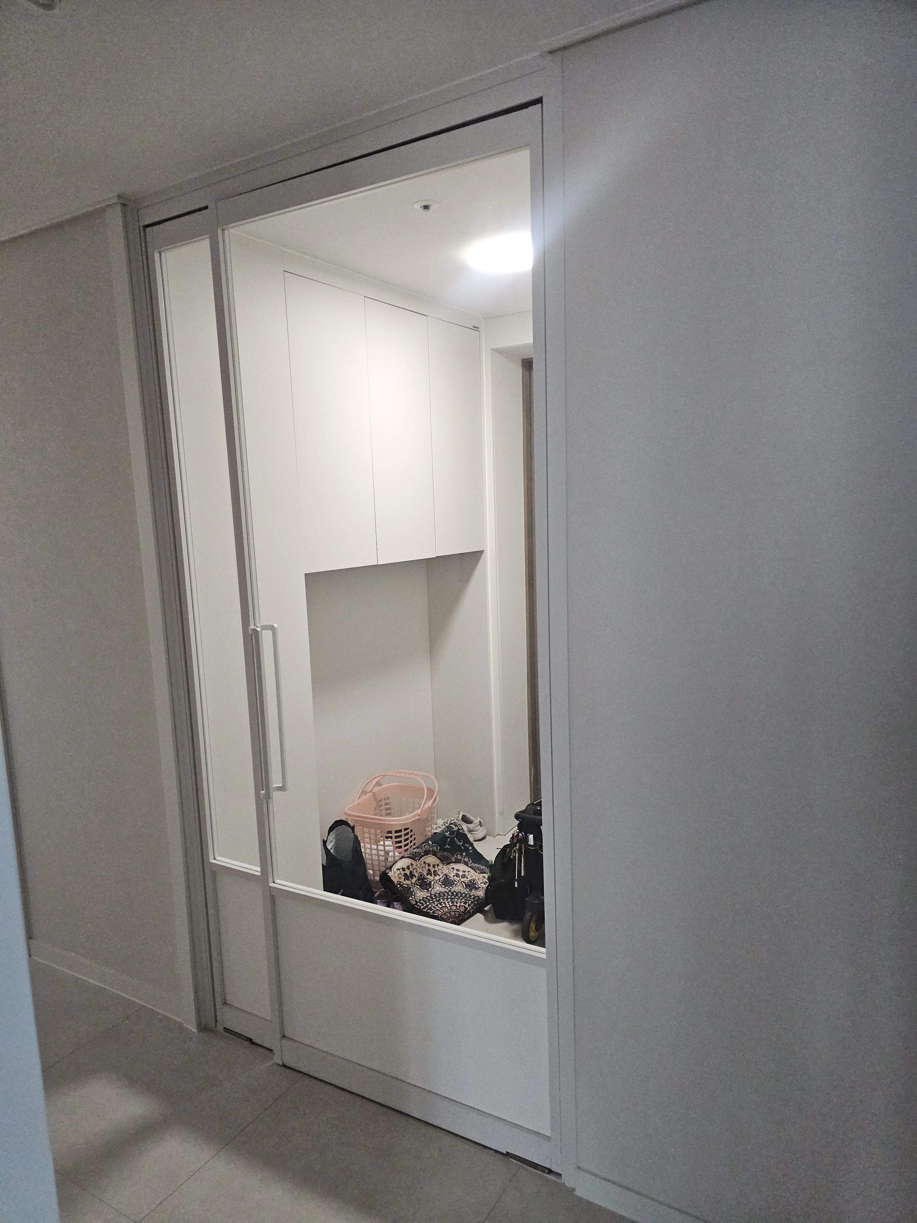 중문스윙도어 시공 전 - 현관 외풍 차단 스윙도어 설치 (현관 중문)